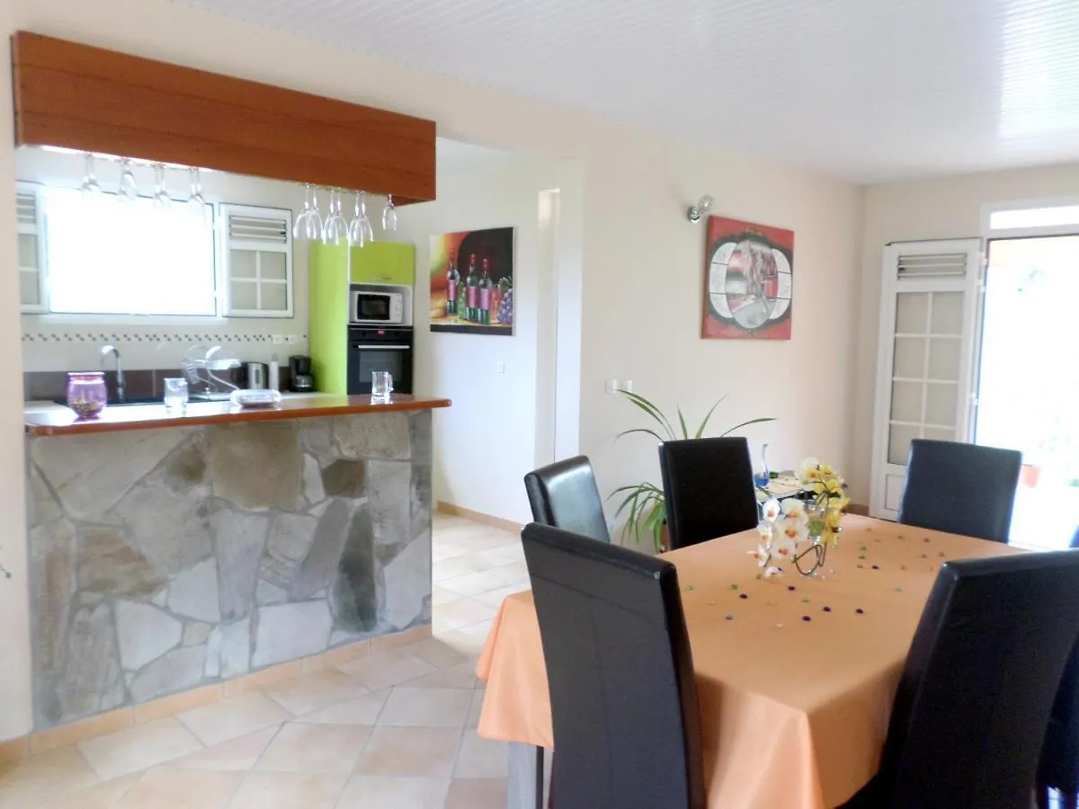 Maison Charmante Au Diamant - Vue Jardin - Climatisee Le Diamant 0*,  Martinique